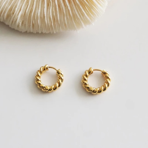 18k gold plated minimalist twisted huggie earrings - Picture 3 of 3